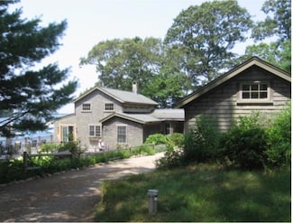 339 Lake St, Vineyard Haven, MA 02568