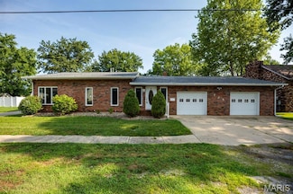 725 W Mill St, Staunton, IL 62088