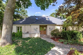 600 Sycamore Dr, Le Claire, IA 52753