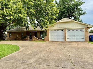 205 Meadowdale Dr, Chickasha, OK 73018