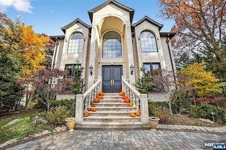 1096 Briar Way, Fort Lee, NJ 07024