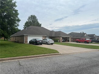 211 Ravenwood Blvd, Siloam Springs, AR 72761