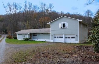 107 Redbud Ln, Latrobe, PA 15650