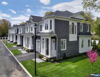 10 Gabriel Ct, Paramus, NJ 07652