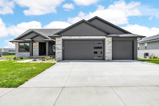 717 Rogers Ln, Center Point, IA 52213