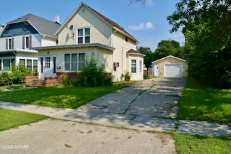 309 7th St NE, Devils Lake, ND 58301