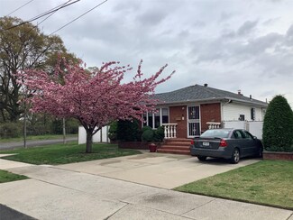 15731 80th St, Howard Beach, NY 11414