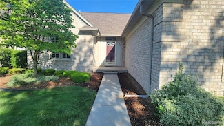 40201 Riverbend Dr, Sterling Heights, MI 48310