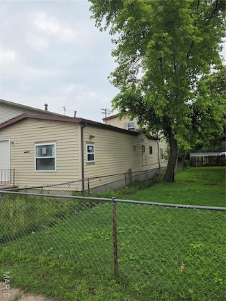 305 Meredocia St, Madison, IL 62060