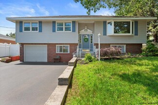 3 Driftwood Dr, Albany, NY 12205