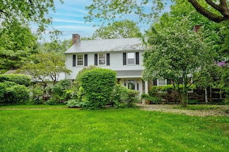 24 Cedar Ln, Port Washington, NY 11050