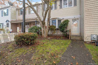 34 Wooded Way, Calverton, NY 11933