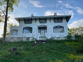 34 Waring Dr, Delaware Water Gap, PA 18327