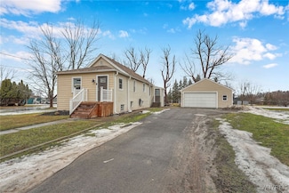 562 Lakeview Ave, Orchard Park, NY 14127