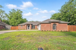 829 Hunters Creek Dr, Desoto, TX 75115