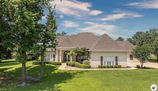 1067 Beaver Lake Dr, Texarkana, TX 75501
