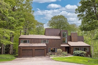 6031 Schultz Rd, Erie, PA 16509