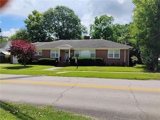 99 Woodlawn Ave, Winder, GA 30680
