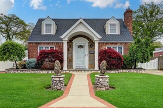 17 Cedar Dr, Farmingdale, NY 11735