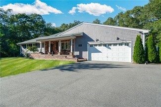 105 Lazywood Ln, Tiverton, RI 02878