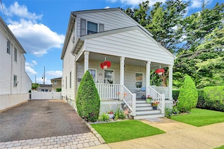 230 Mineola Ave, Carle Place, NY 11514