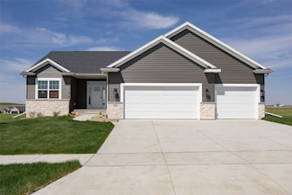 1519 Cardinal Dr, Fairfax, IA 52228