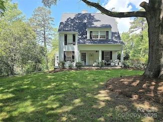 1051 14th Avenue Dr NW, Hickory, NC 28601
