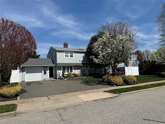 8 Ripple Ln, Levittown, NY 11756