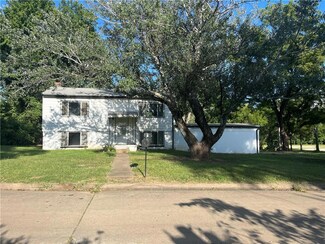 1047 S Cottonwood St, Ottawa, KS 66067