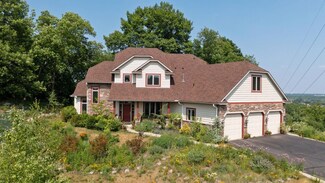 621 Cascade Dr, Chaska, MN 55318
