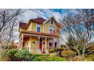 697 34th St, Astoria, OR 97103