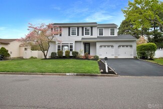 57 Roslyn Dr, Tinton Falls, NJ 07753
