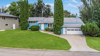 1024 Crescent Ln, Bismarck, ND 58501