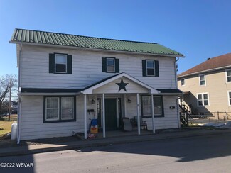 29 Main St, Mill Hall, PA 17751