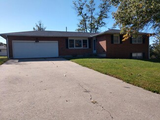 740 W Leawood Dr, Marshall, MO 65340