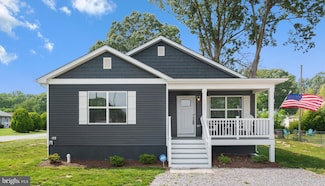121 1st St, Colonial Beach, VA 22443