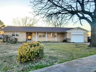 716 N Broadway St, Checotah, OK 74426