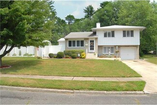 5 Hearne Dr, Barrington, NJ 08007