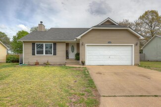 1125 Woodland Dr, Webb City, MO 64870
