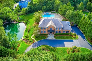9 Stream Ct, Great Neck, NY 11023