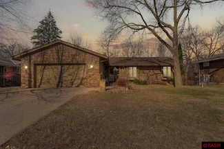 1589 Sherwood Dr, North Mankato, MN 56003