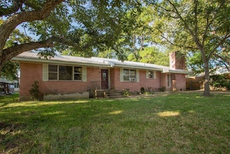 403 4th Ave, Smithville, TX 78957