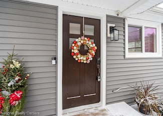 1390 Bamford Dr, Waterford, MI 48328