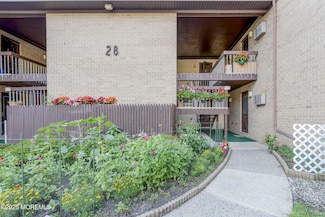 28 Meadow Green Cir Unit C, Manalapan, NJ 07726