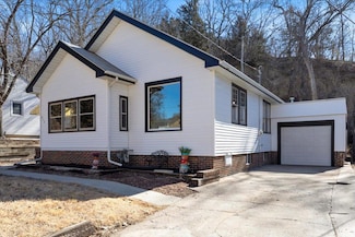 413 W Graham Ave, Council Bluffs, IA 51503