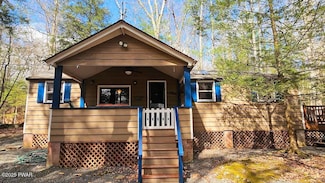 3 Lakeview Dr, Lakeville, PA 18438