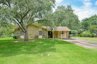 1605 Byrne St, El Campo, TX 77437
