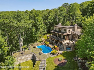 165 Pennwood Dr, Greentown, PA 18426