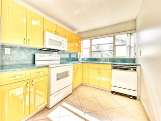 942 NE 199th St Unit 302, Miami, FL 33179