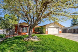 1642 Strauss Ln, Redding, CA 96003